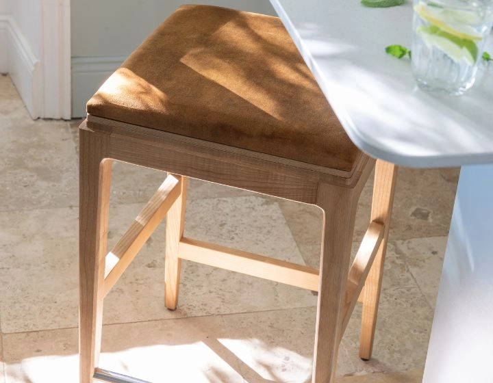 Taburete de bar de diseño H60 cm madera tinte natural asiento tejido terciopelo bronce