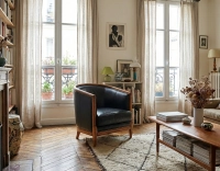 Antique armchair with moulded armrests bois teinte ancienne et cuir noir