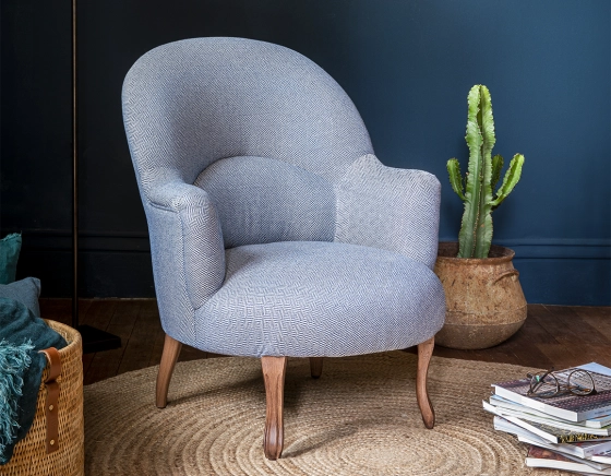 Fauteuil crapaud avec accoudoirs pieds bois teinte noyer et tissu chevron bleu