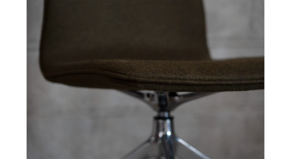 Chaise de bureau à roulettes assise tissu en laine bouillie taupe
