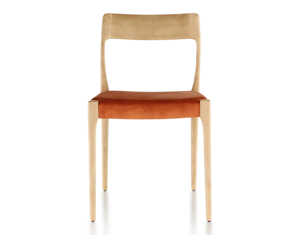 Silla escandinava madera tinte natural asiento tejido terciopelo terracota