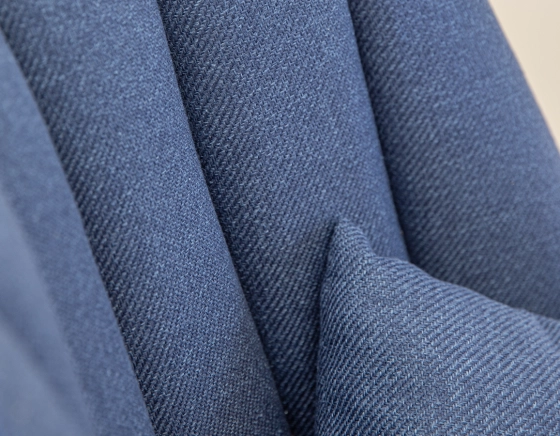 Sillón de diseño madera tintada cerezo y tejido azul marino
