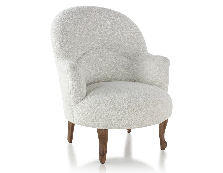 Fauteuil crapaud avec accoudoirs pieds bois teinte noyer et tissu bouclé blanc