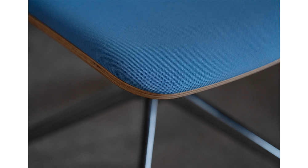 Silla de oficina sin ruedas respaldo de madera en tinte natural asiento de tejido azul