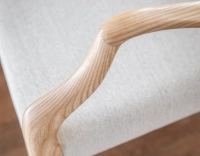 Silla escandinava con reposabrazos madera tinte natural asiento tejido beige natural