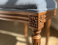 Silla antigua estilo Luis XVI madera tinte envejecido respaldo de rejilla asiento tejido azul vaquero
