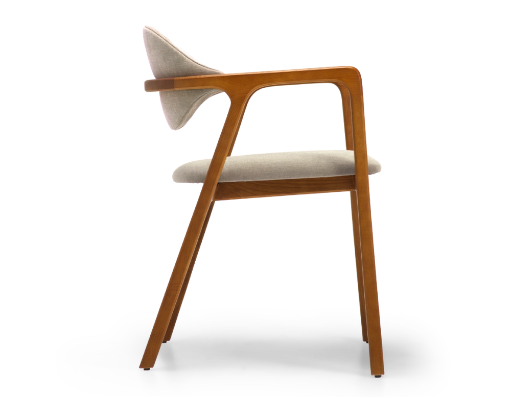 Chaise design avec accoudoirs bois teinte merisier et tissu taupe