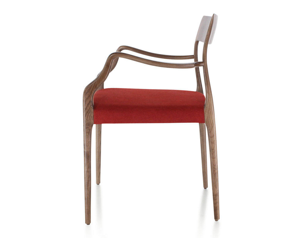 Chaise scandinave avec accoudoirs bois teinte marron foncé assise tissu bordeaux