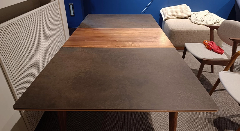Mesa extensible SUPER PARENT avec bois teinte naturelle et plateau céramique brun oxydé