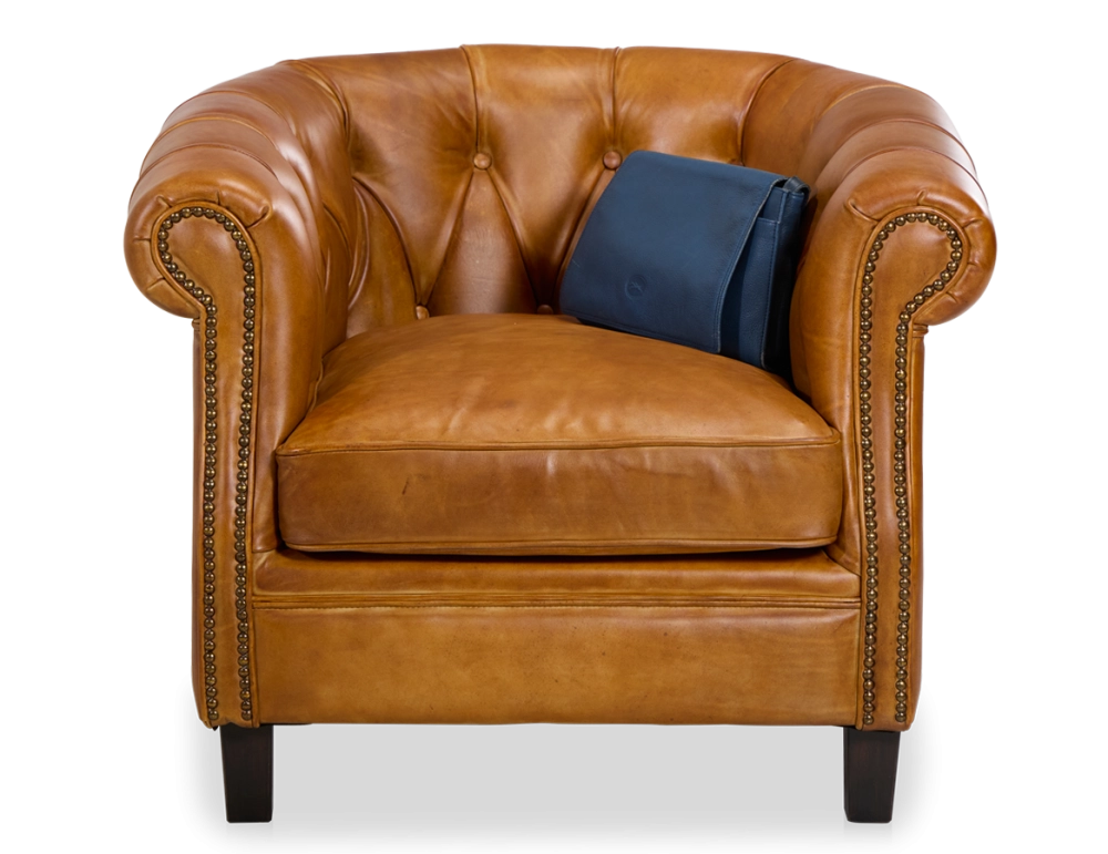 Fauteuil chesterfield cuir cognac accoudoirs cloutés