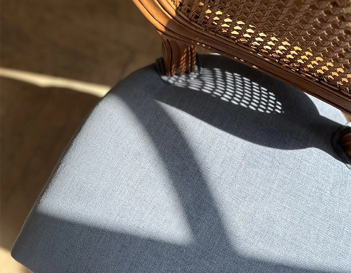 Silla antigua estilo Luis XVI madera tinte envejecido respaldo de rejilla asiento tejido azul vaquero