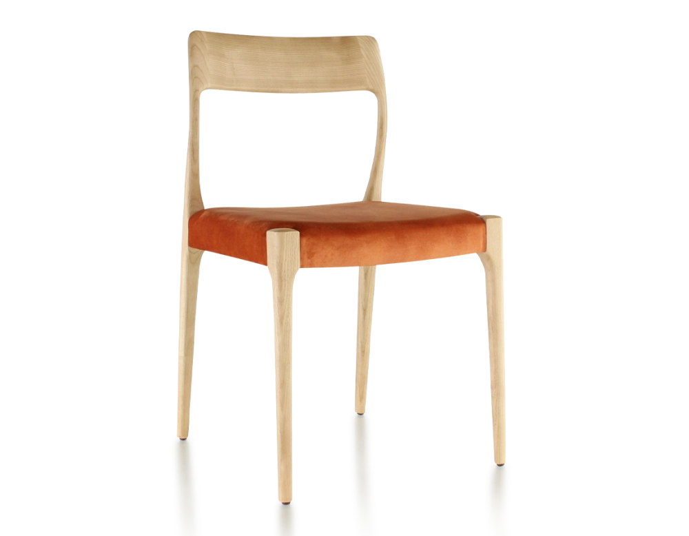 Silla escandinava madera tinte natural asiento tejido terciopelo terracota