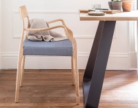 Chaise scandinave avec accoudoirs bois teinte naturelle assise tissu chevron bleu