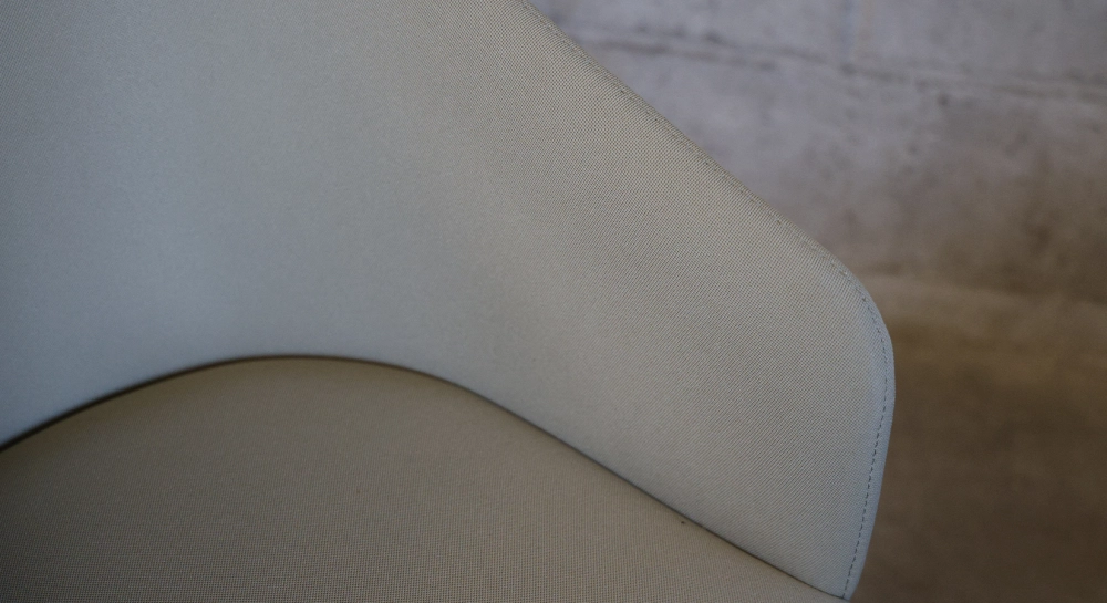 Silla de diseño de fresno madera tintada marrón oscuro asiento tejido verde pálido