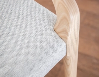 Silla escandinava con reposabrazos madera tinte natural asiento tejido beige natural