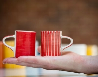 Taza de café de cerámica roja lisa