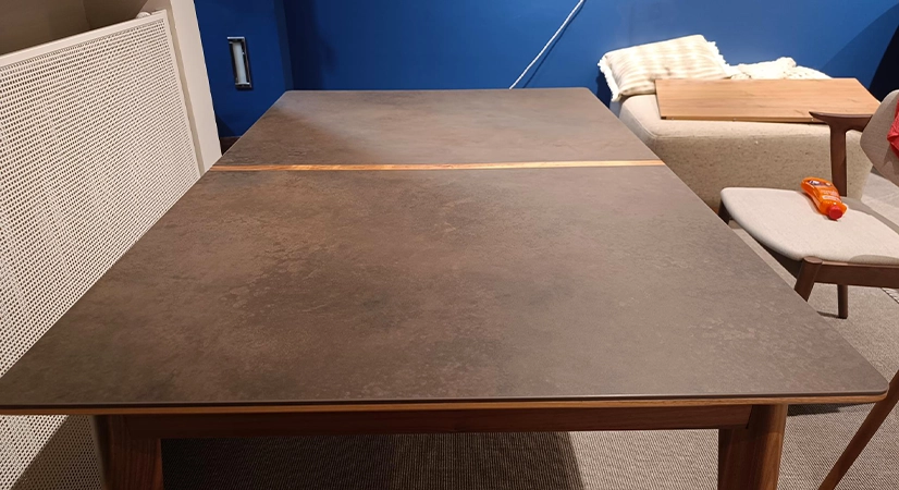 Mesa extensible SUPER PARENT avec bois teinte naturelle et plateau céramique brun oxydé