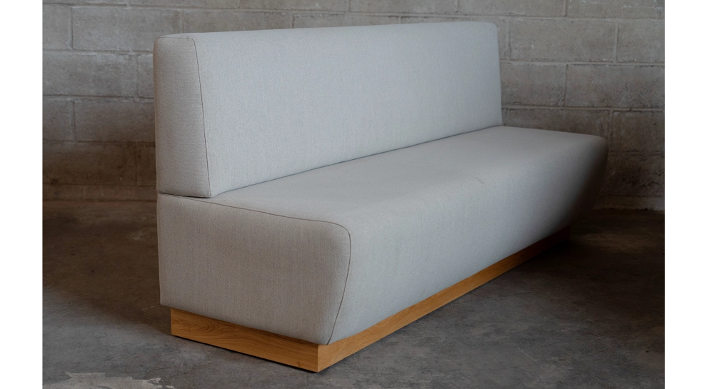 Banquette socle en chêne naturelle assise tissu beige naturel