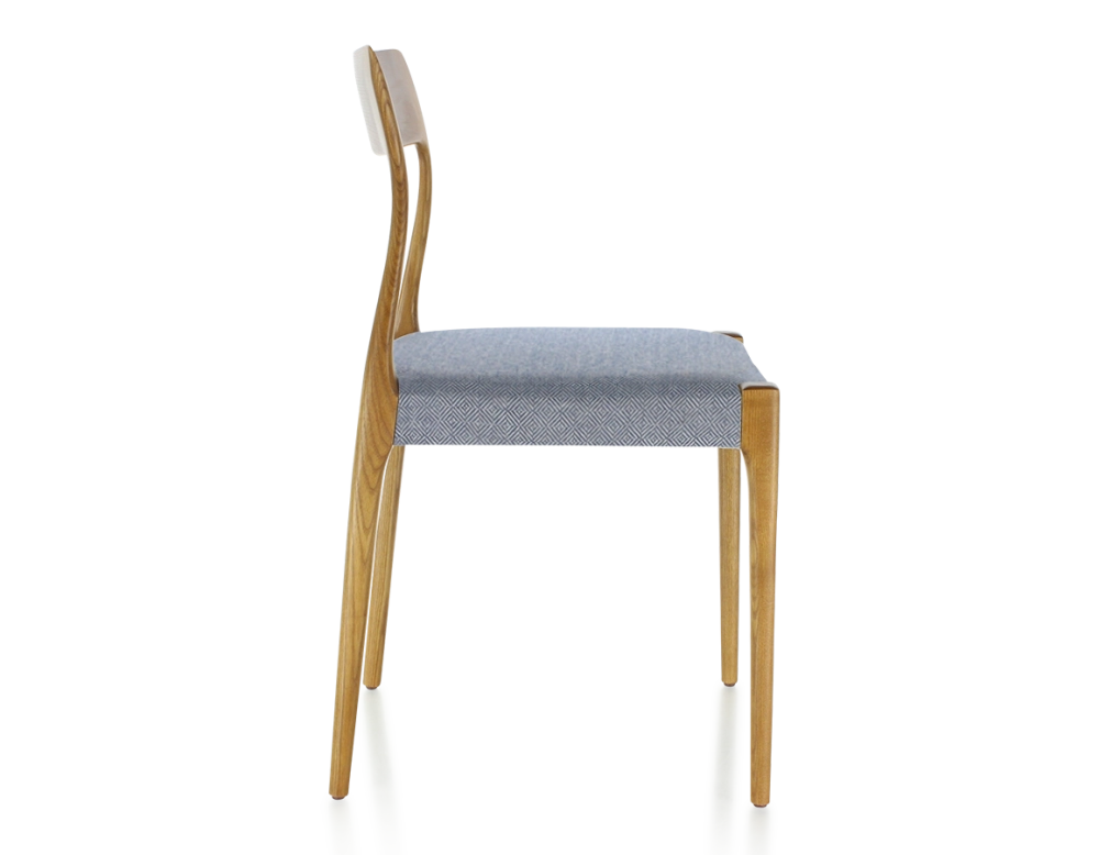 Silla escandinava madera tinte cerezo asiento tejido chevron azul