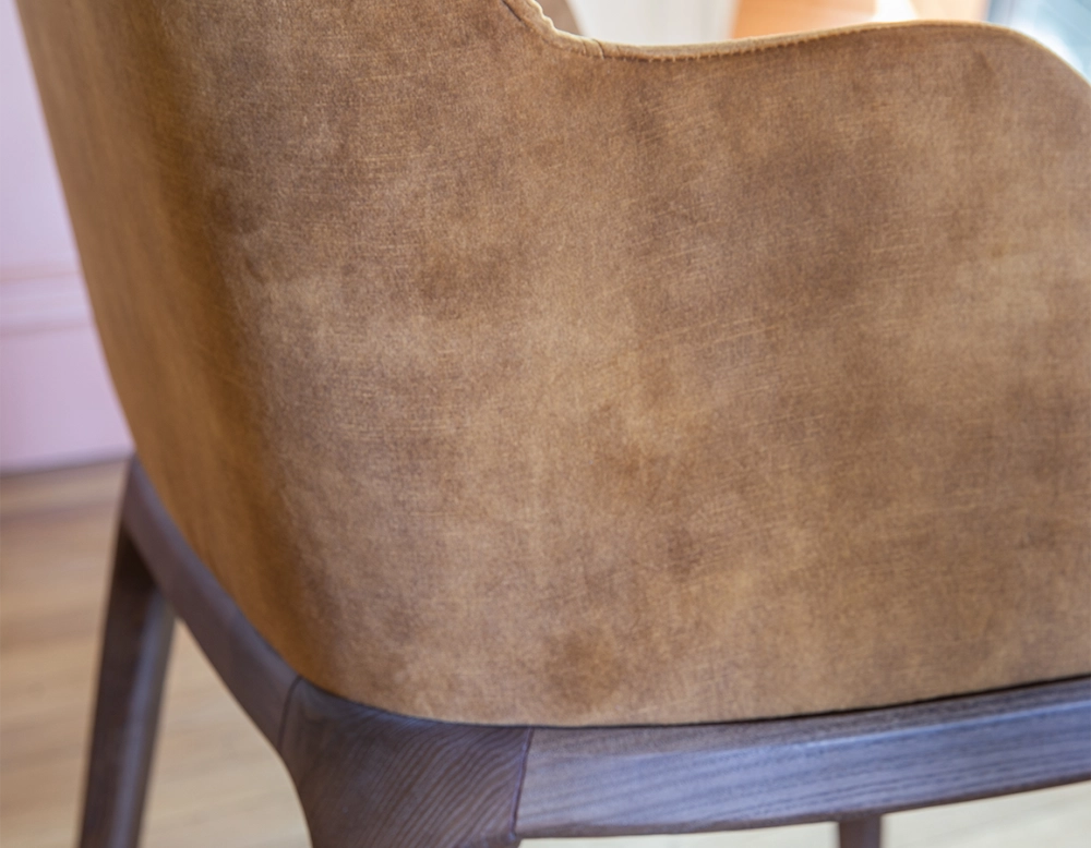Chaise design avec accoudoirs bois teinte marron foncé et tissu velours bronze