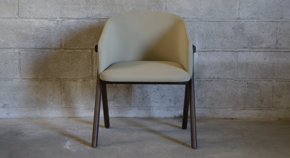 Silla de diseño de fresno madera tintada marrón oscuro asiento tejido verde pálido