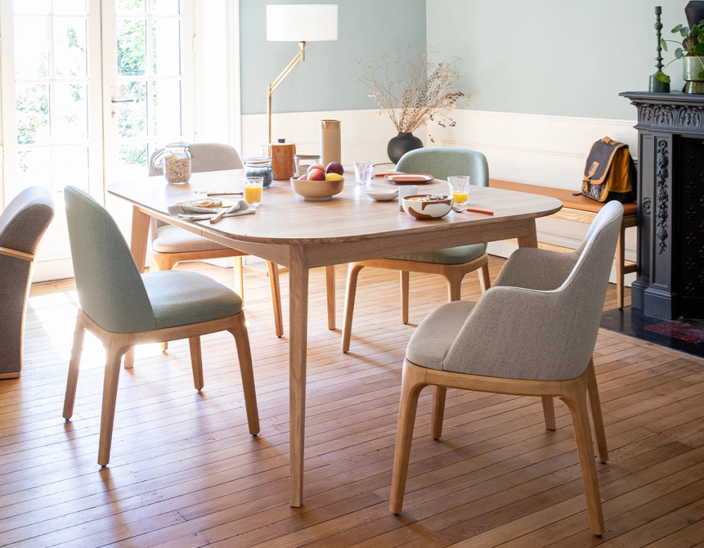 Chaise design bois teinte naturelle et tissu vert sauge