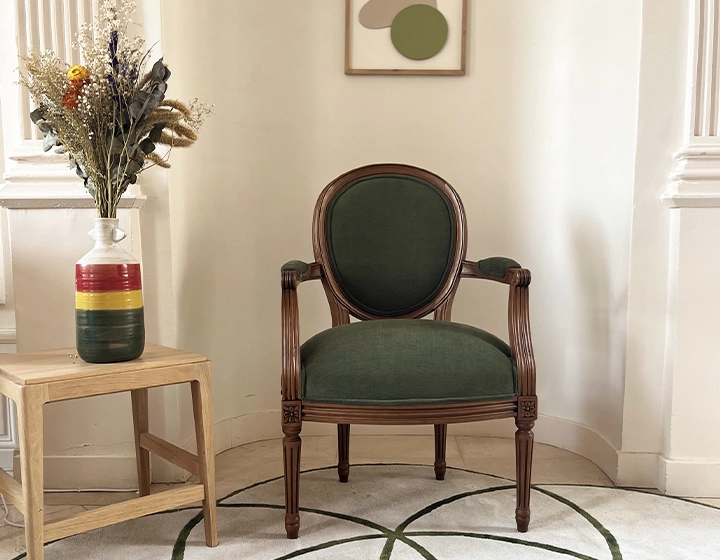 Sillón antiguo estilo Luis XVI madera con tinte envejecido y tejido verde oscuro