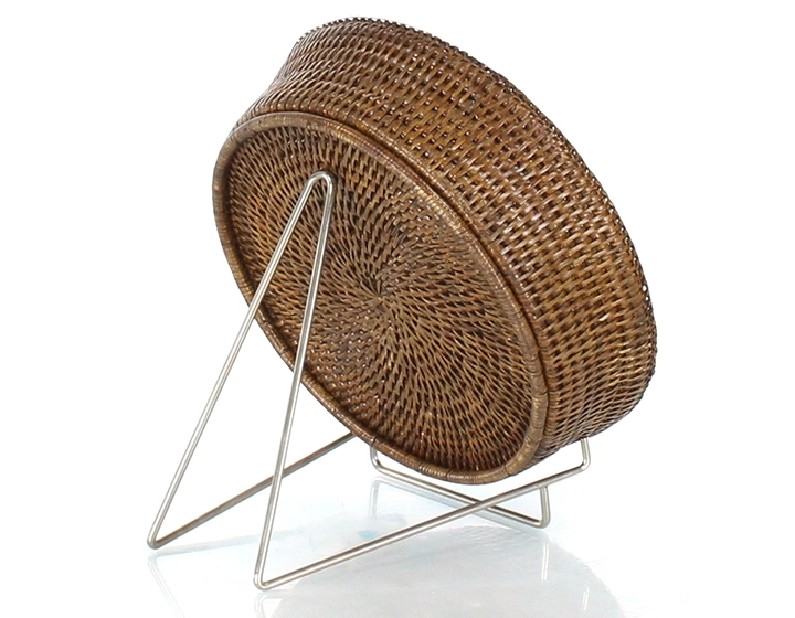 Round pyrex dish with brown rattan stand