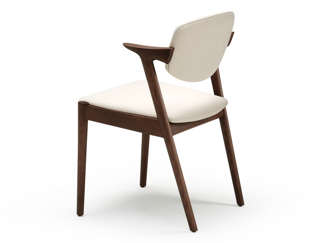 Chaise scandinave bois teinte marron foncé assise tissu blanc cassé
