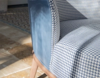 Fauteuil design cuir bleu orage et tissu pied-de-poule bleu et blanc