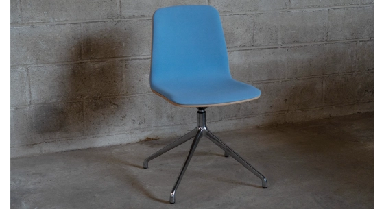 Silla de oficina sin ruedas respaldo de madera en tinte natural asiento de tejido azul