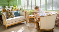 Sofá antiguo de 2 plazas madera tinte cerezo y tejido beige natural