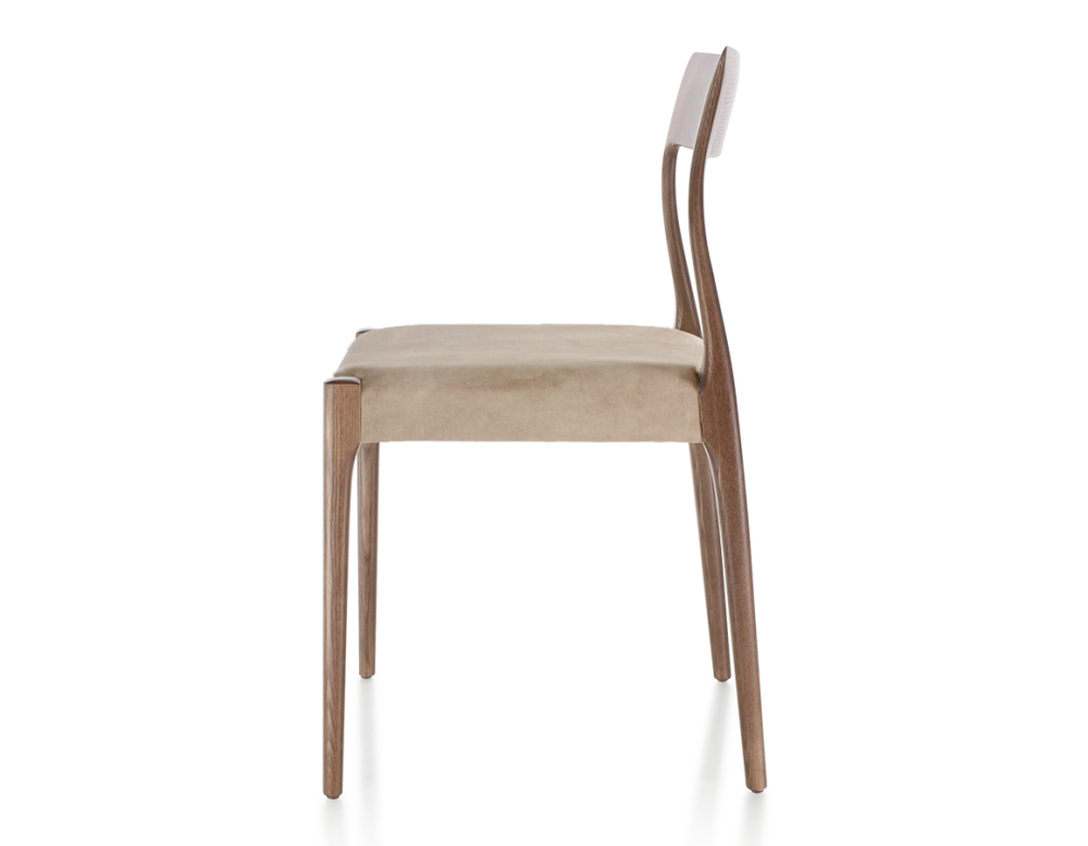 Chaise scandinave bois teinte marron foncé assise tissu velours taupe clair