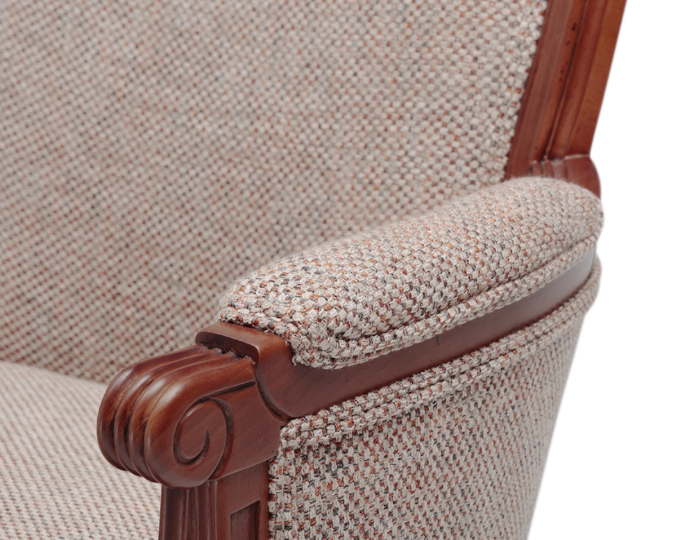 Fauteuil bergère mouluré style Louis XVI bois teinte ancienne et tissu chiné beige, gris et orange