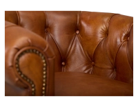 Fauteuil chesterfield cuir marron clair accoudoirs cloutés