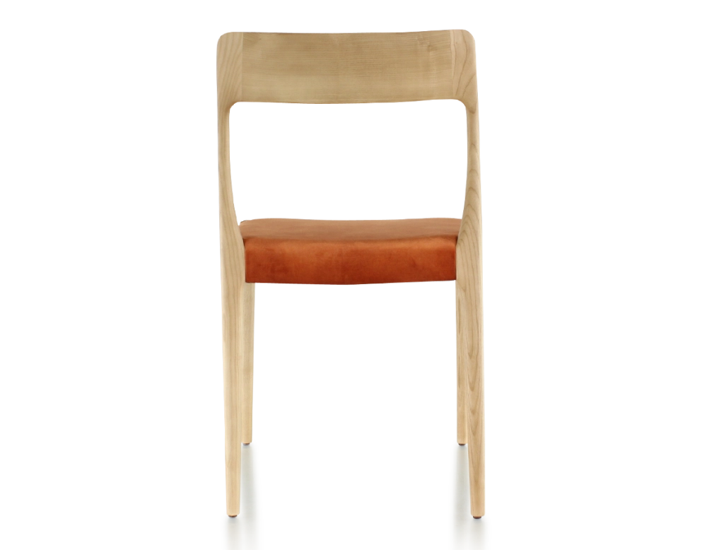 Silla escandinava madera tinte natural asiento tejido terciopelo terracota