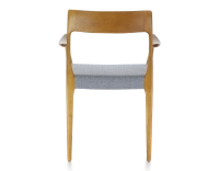 Chaise scandinave avec accoudoirs bois teinte merisier assise tissu chevron bleu