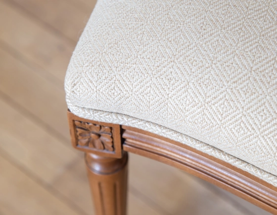 Chaise ancienne style Louis XVI bois teinte ancienne et tissu chevron beige