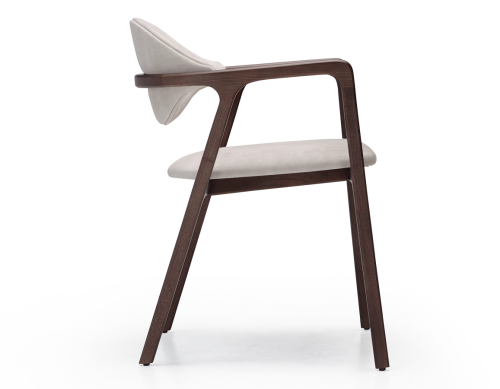 Chaise design avec accoudoirs bois teinte marron foncé et tissu velours sable