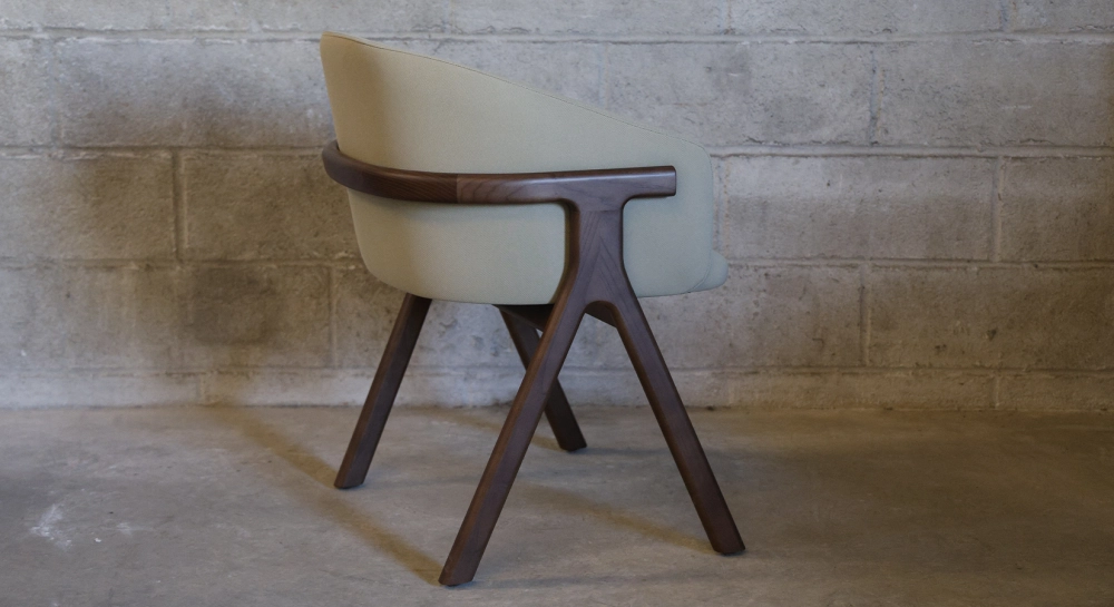 Silla de diseño de fresno madera tintada marrón oscuro asiento tejido verde pálido