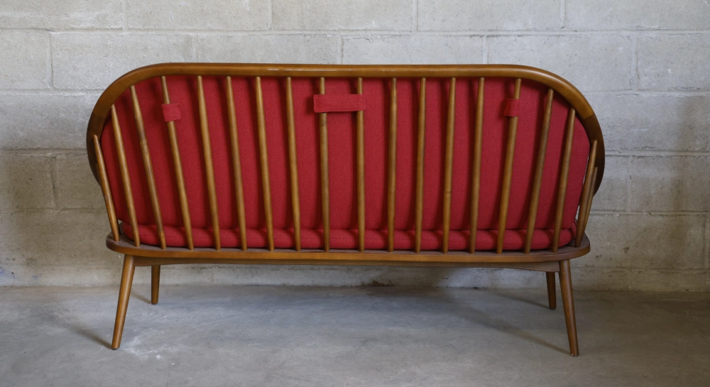 Canapé scandinave 2 places bois teinte merisier et tissu rouge