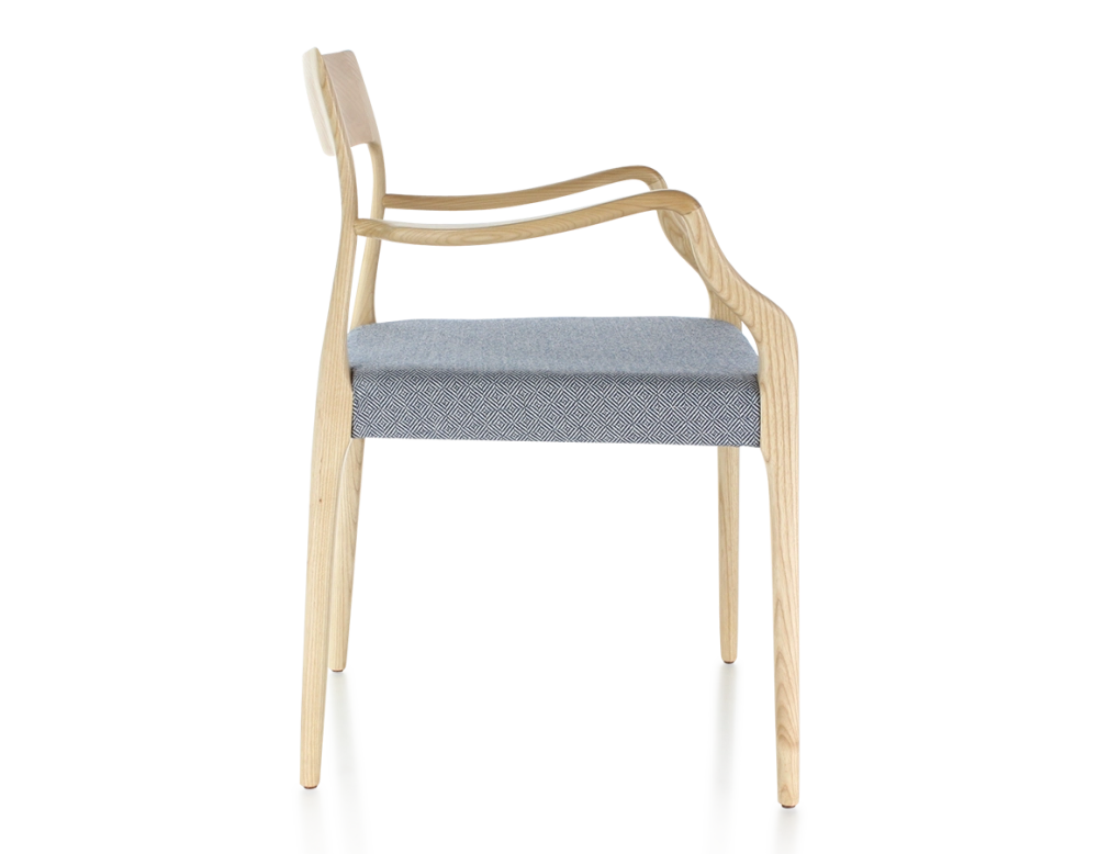 Chaise scandinave avec accoudoirs bois teinte naturelle assise tissu chevron bleu
