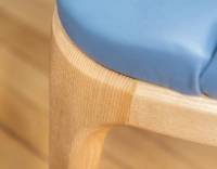Silla de diseño con reposabrazos madera en tinte natural y piel azul tormenta