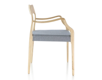 Chaise scandinave avec accoudoirs bois teinte naturelle assise tissu chevron bleu