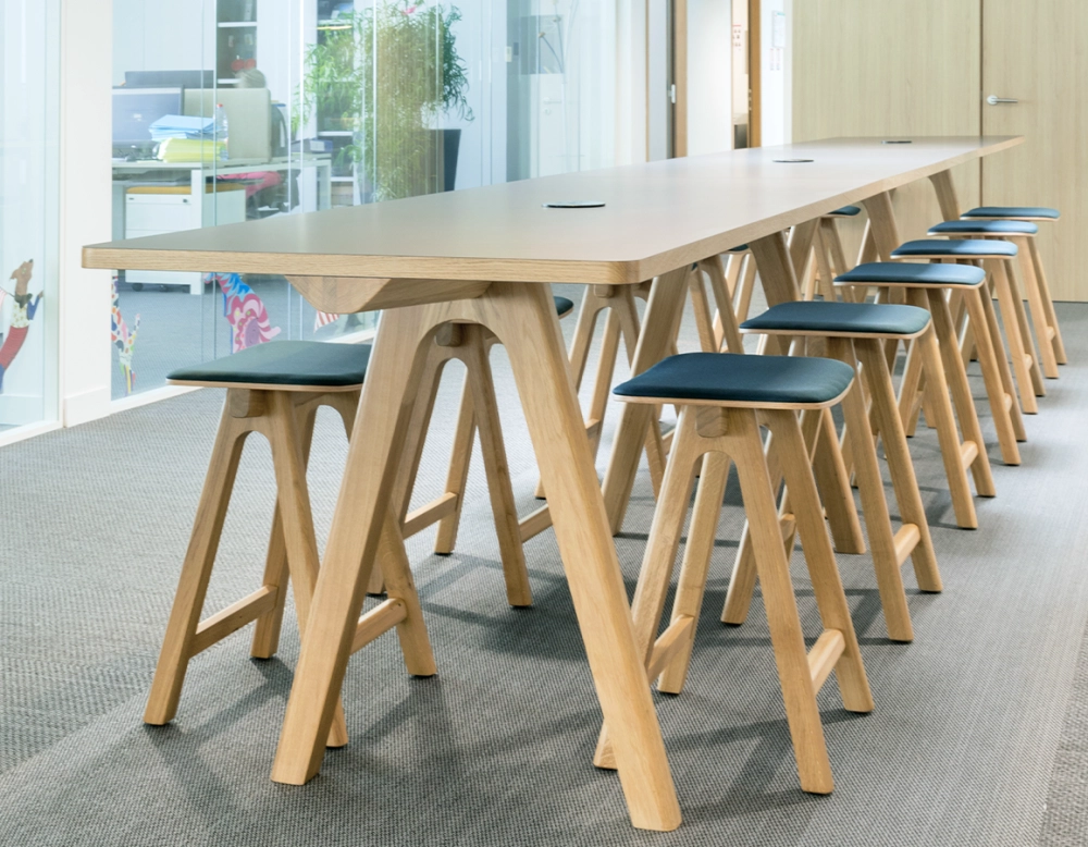 Taburete de bar de roble tapizado H60 cm madera tinte natural asiento tejido azul océano