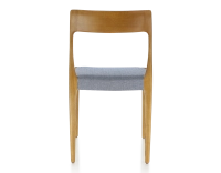 Silla escandinava madera tinte cerezo asiento tejido chevron azul