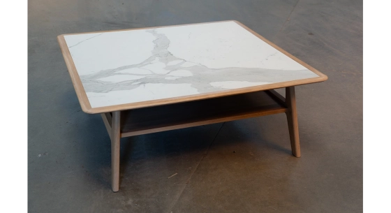 Mesa de centro cuadrada de roble y cerámica con madera de tinte natural tablero cerámico efecto mármol blanco 120X120 cm