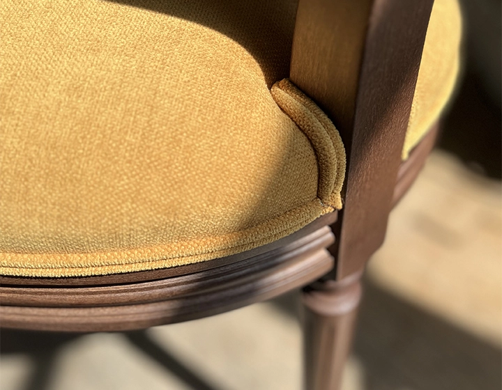 Silla antigua estilo Luis XVI madera tinte envejecido respaldo de rejilla asiento tejido amarillo