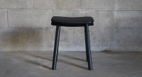 Tabouret en chêne tapissé H45 cm bois teinte noire assise tissu noir