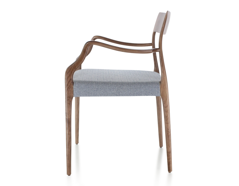 Chaise scandinave avec accoudoirs bois teinte marron foncé assise tissu chevron bleu